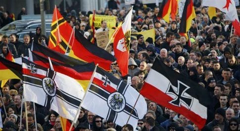 Εικόνα από τη συγκέντρωση στην Κολωνία το Σάββατο με συνθήματα... κατά της βίας της γυναικών... (κάπου μεταξύ των σημαιών σαφούς ιδεολογικής τοποθέτησης) (Φωτογραφία: Reuters )