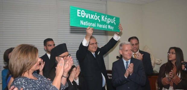 Από την τελετή της μετανομασίας της Οδού «Εθνικός Κήρυξ - Herald Way». Ο εκδότης-Διευθυντής Αντώνης Διαματάρης με την πινακίδα του δρόμου.
